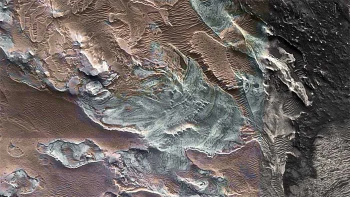 Salt deposits, shown in pale blue, at a site where glaciers may have once existed near the Martian equator. (Image: NASA MRO HiRISE/CRISM False Color Composite).