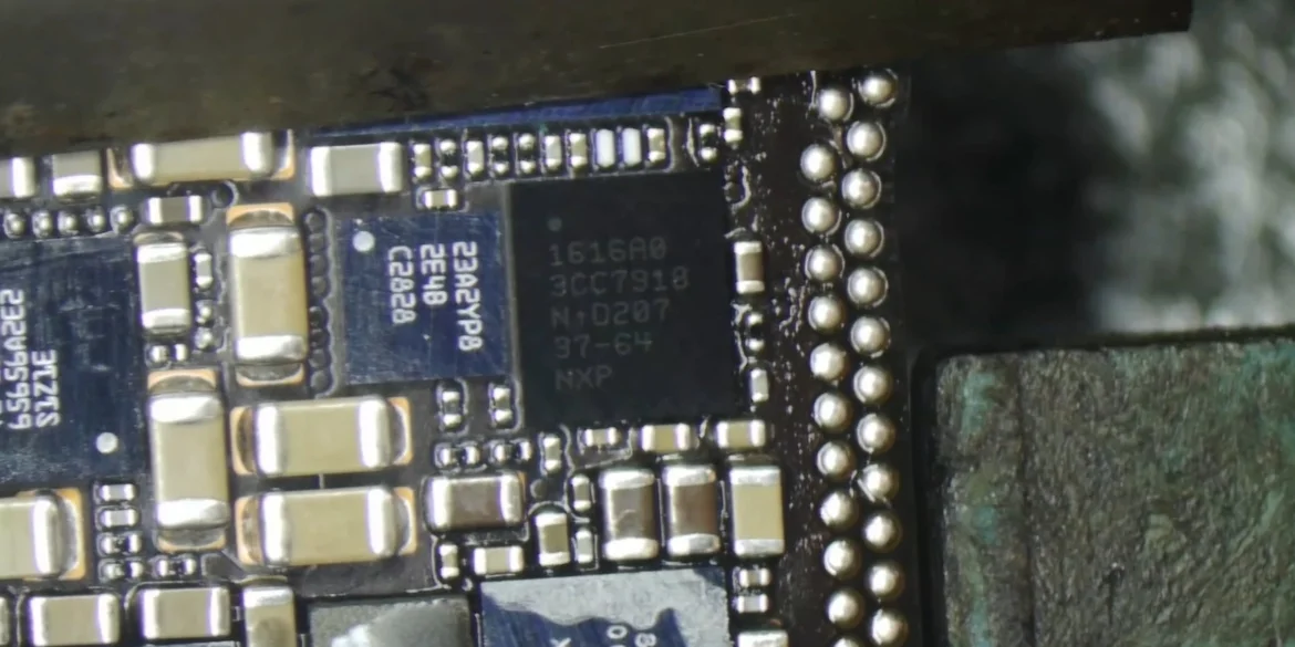 The black chip in the center is the charge controller. Image: Noor Telecom / YouTube