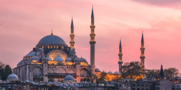 Sunset over Hagia Sophia in Istanbul, Turkey | Travel Turkey / Shutterstock